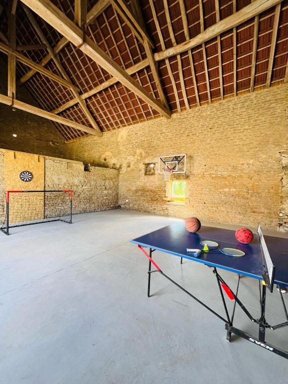 Stolní tenis v ubytování Le petit Moulin de la Motte nebo okolí