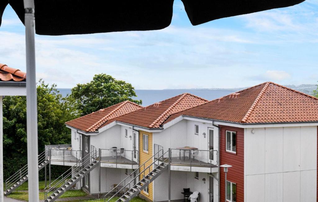 una vista de una fila de casas en Gudhjem Søpark Lejl 16, en Gudhjem