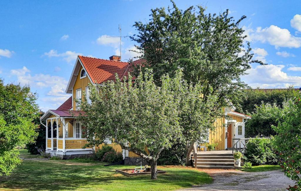 Κήπος έξω από το 5 Bedroom Nice Home In Virserum