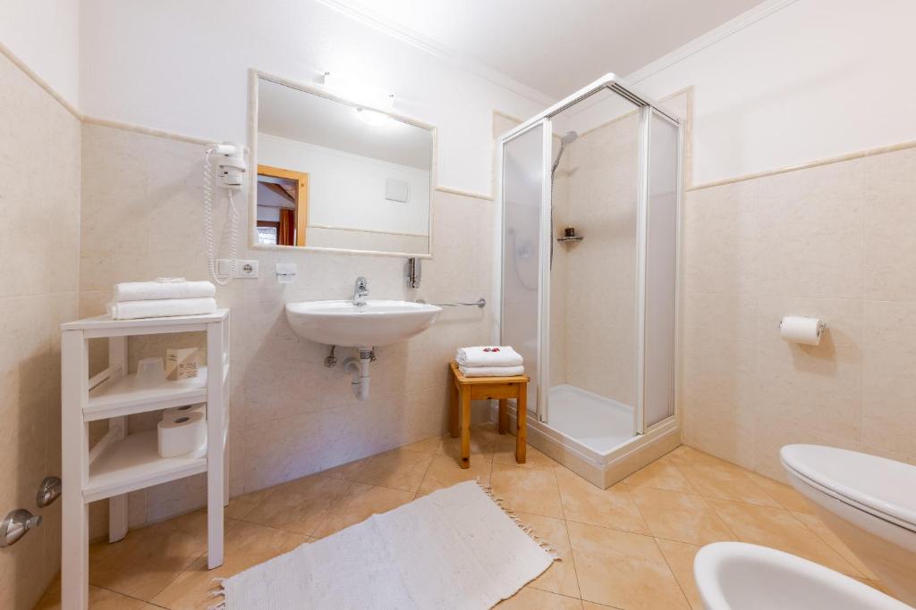 Koupelna v ubytování Hotel Pension Odles