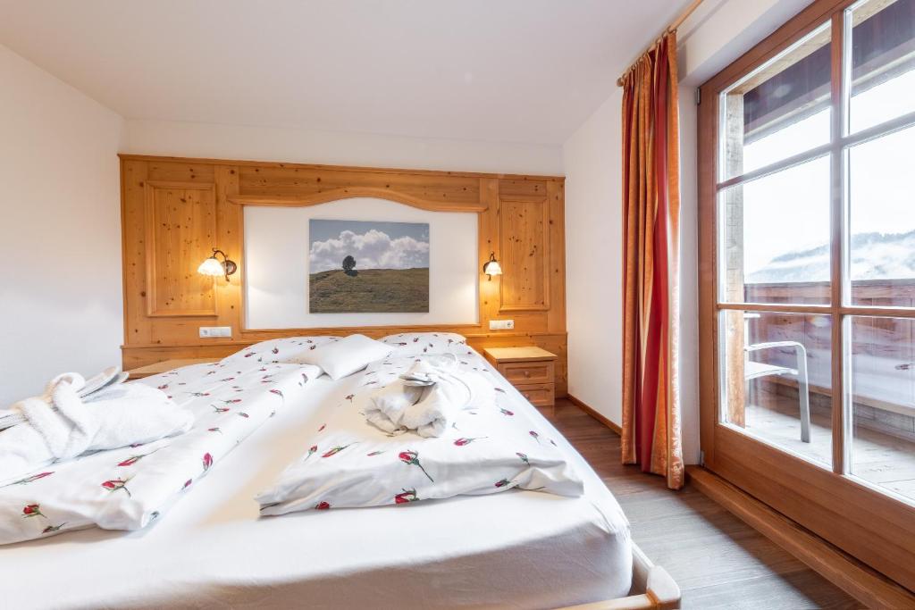Postel nebo postele na pokoji v ubytování Hotel Pension Odles