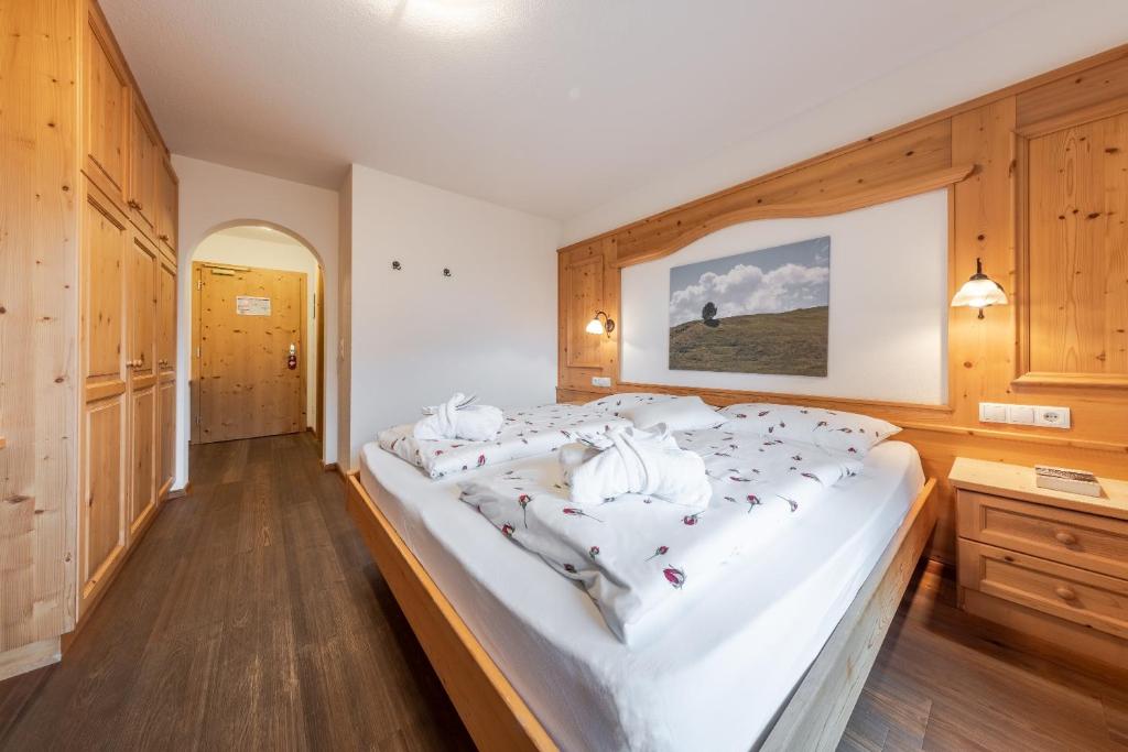 Postel nebo postele na pokoji v ubytování Hotel Pension Odles