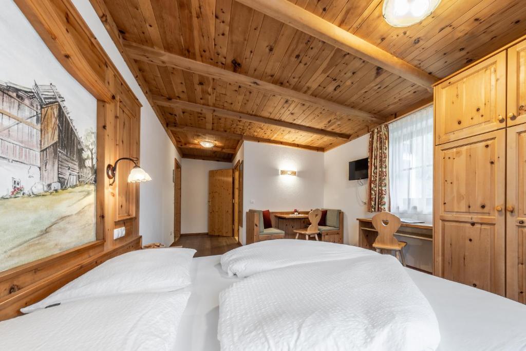 Postel nebo postele na pokoji v ubytování Hotel Pension Odles