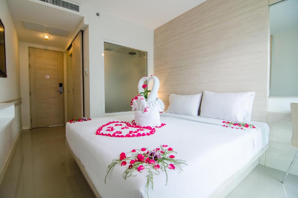 Postel nebo postele na pokoji v ubytování Mirage Express Patong Phuket Hotel