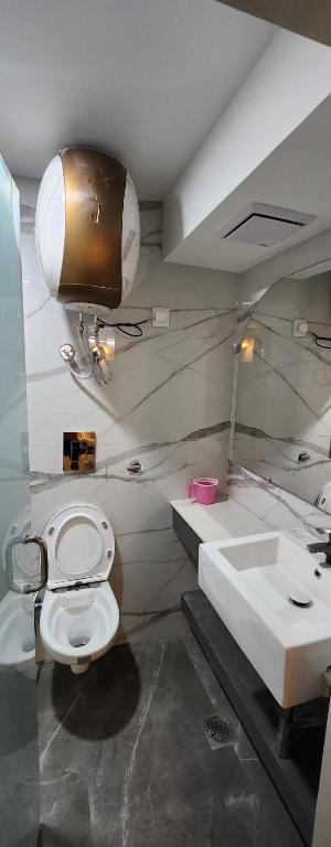 Koupelna v ubytování Hotel Oppera Mahipalpur- Delhi Airport