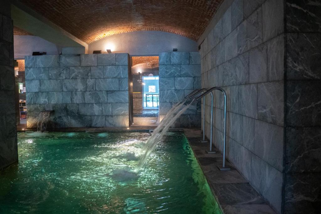 Bazén v ubytování Grand Hotel Billia nebo v jeho okolí