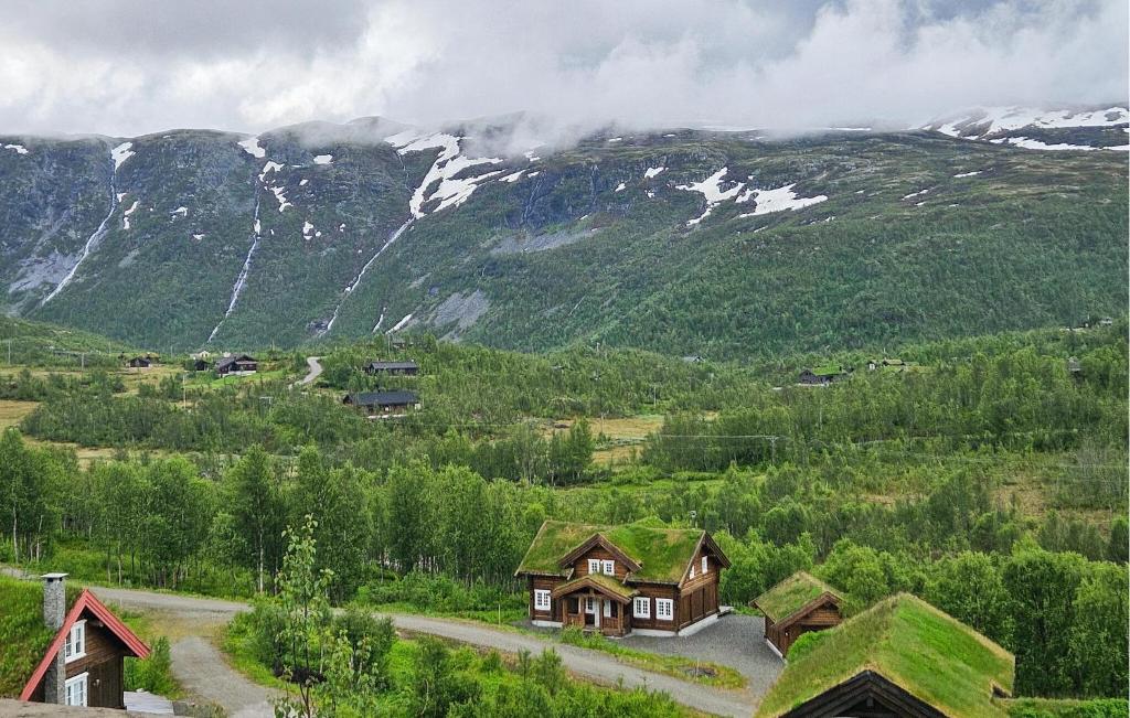 eine Luftaufnahme eines Dorfes mit Bergen im Hintergrund in der Unterkunft 4 Bedroom Lovely Home In Hovet in Hovet