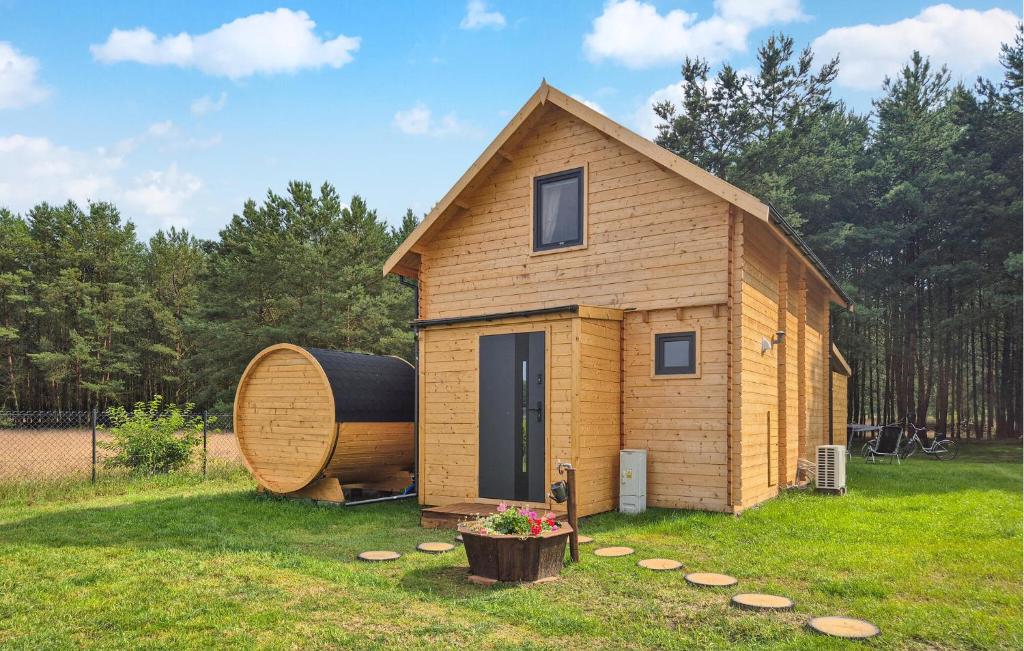 Taman di luar Gorgeous Home In Nowe Warpno With Sauna