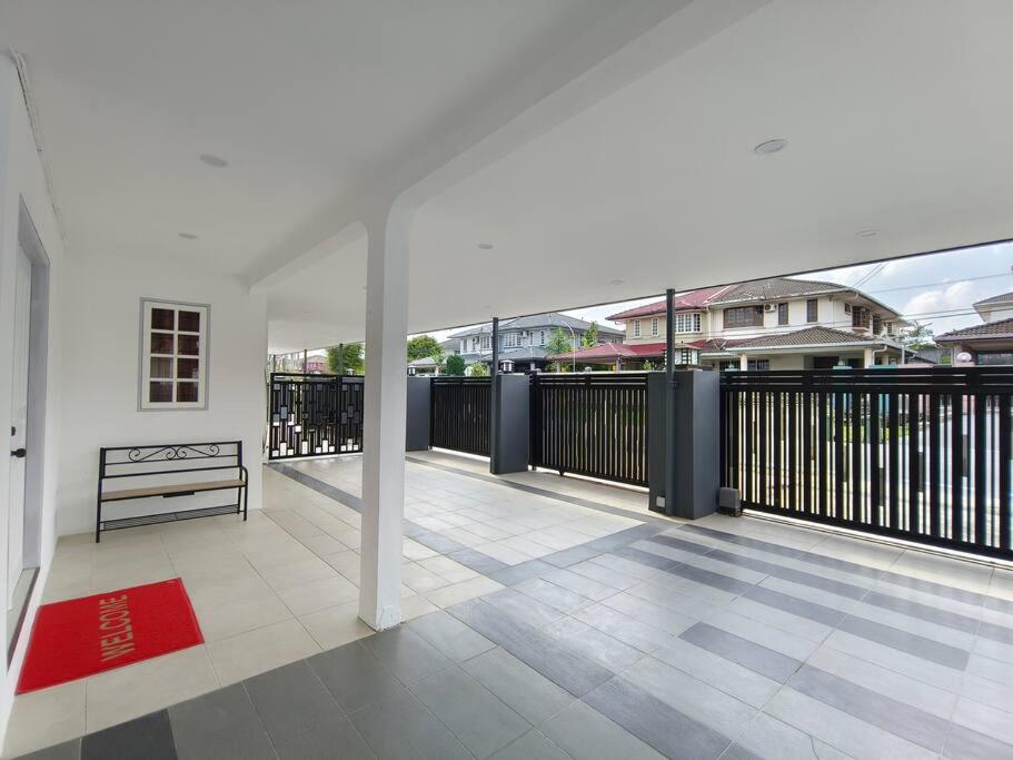 Balkón nebo terasa v ubytování Jk Home Borneo 96 18Pax 6BedR 6BathR 3Carparks