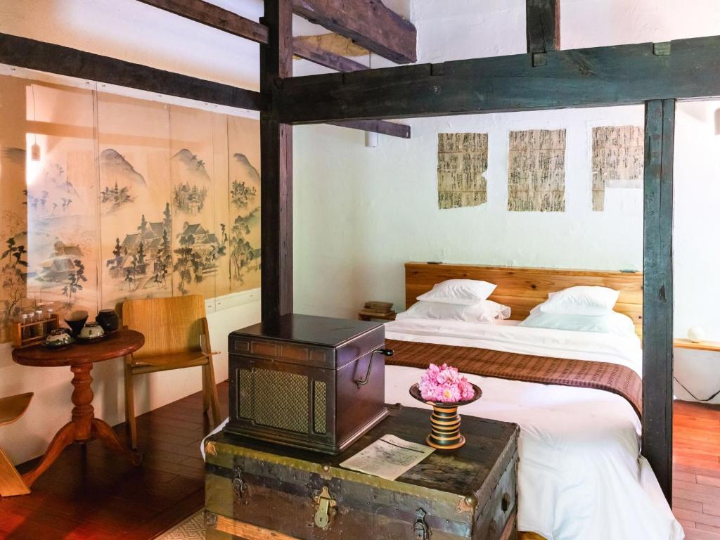 塩尻市にあるLA TERRA NAGANOーVacation STAY 80689vのベッドルーム1室(ベッド2台、コンロ付)