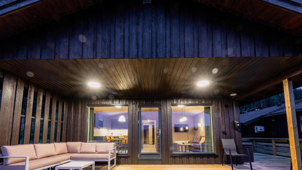 a living room with a couch and a table at Lakeview II Vrådal Hyttegrend in Vradal