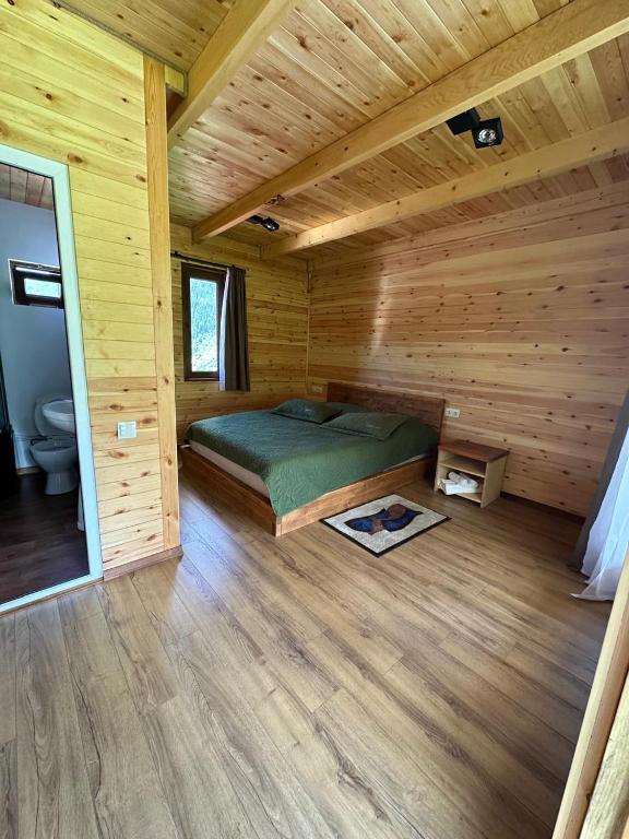 Postel nebo postele na pokoji v ubytování Cottages SHIKHRA - კოტეჯები შიხრა