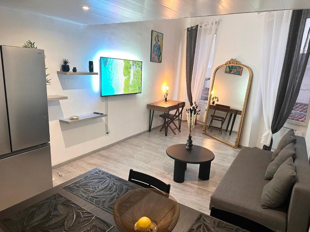 un salon avec un canapé et une table dans l'établissement Appartement T3 type Duplex, à Marseille