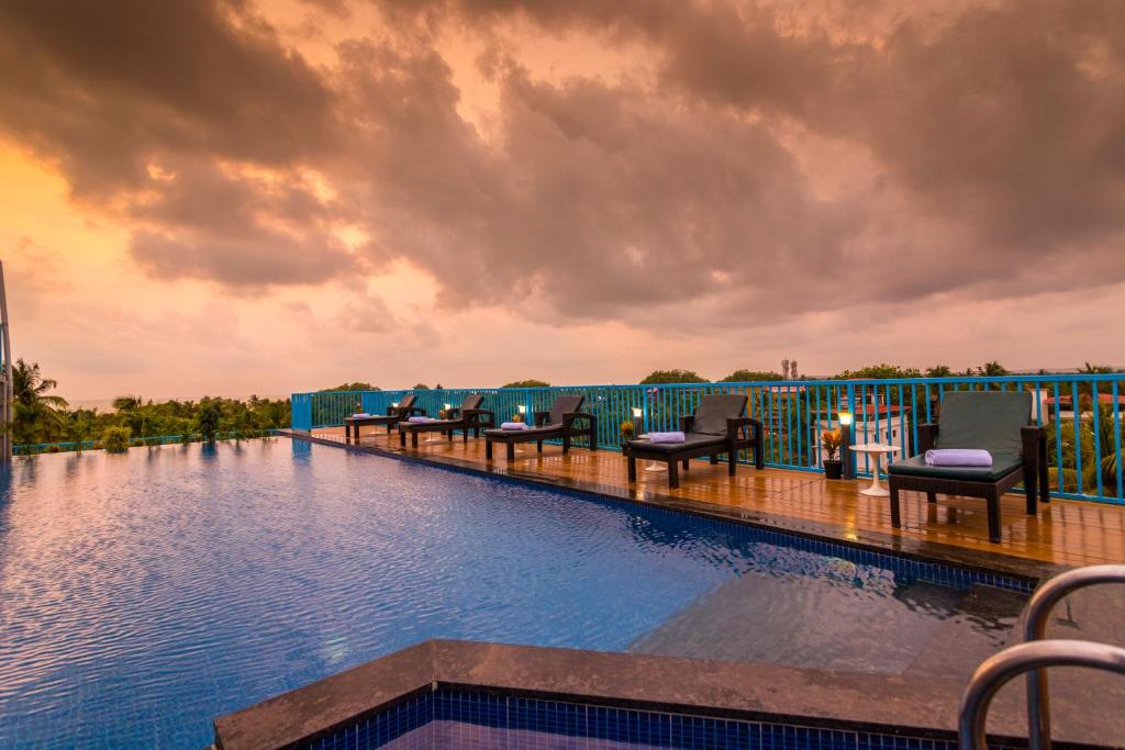 Bazén v ubytování De Mandarin Hotel Goa nebo v jeho okolí