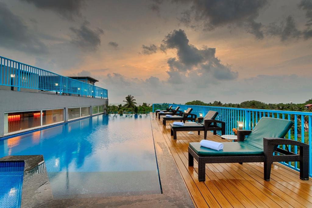 Bazén v ubytování De Mandarin Hotel Goa nebo v jeho okolí