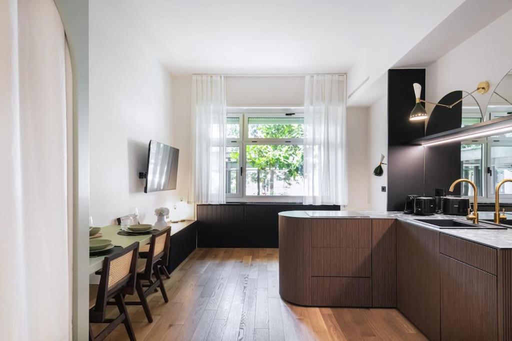 una cucina con un tavolo e una sala da pranzo di Easylife - Milano - Vittore 45 I - Sant'Ambrogio a Milano