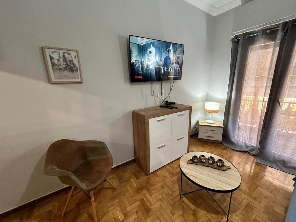 Televízia a/alebo spoločenská miestnosť v ubytovaní Kanigos 3 BR VIEW Center of Athens