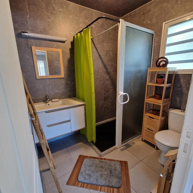 Koupelna v ubytování Le chalet de Langevin
