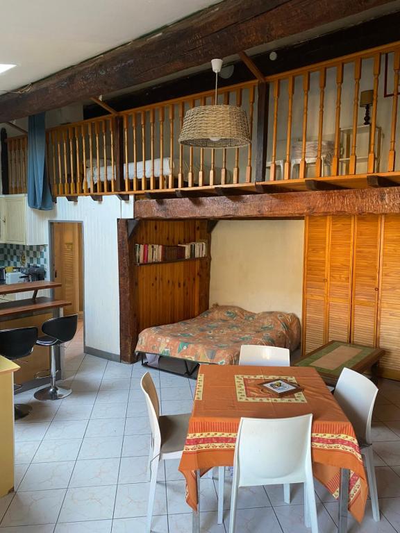 maison vielles pierres WIFI - 一居室房屋