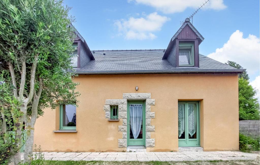 une maison orange avec des portes vertes et un toit gris dans l'établissement Awesome Home In Saint-Malo With Wifi, à Saint-Malo