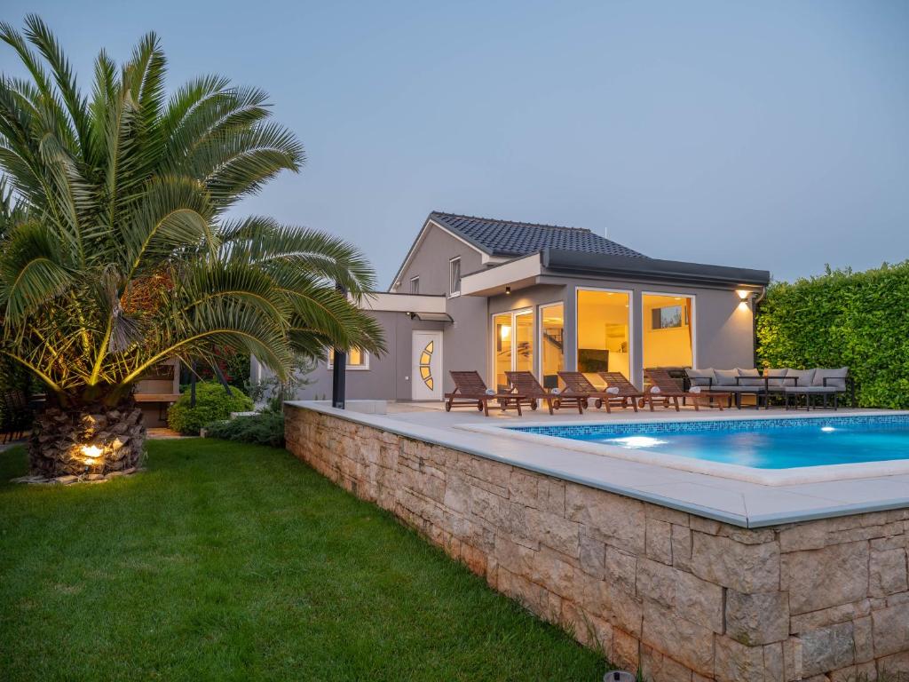 willa z basenem i domem w obiekcie Villa Vinky w Puli