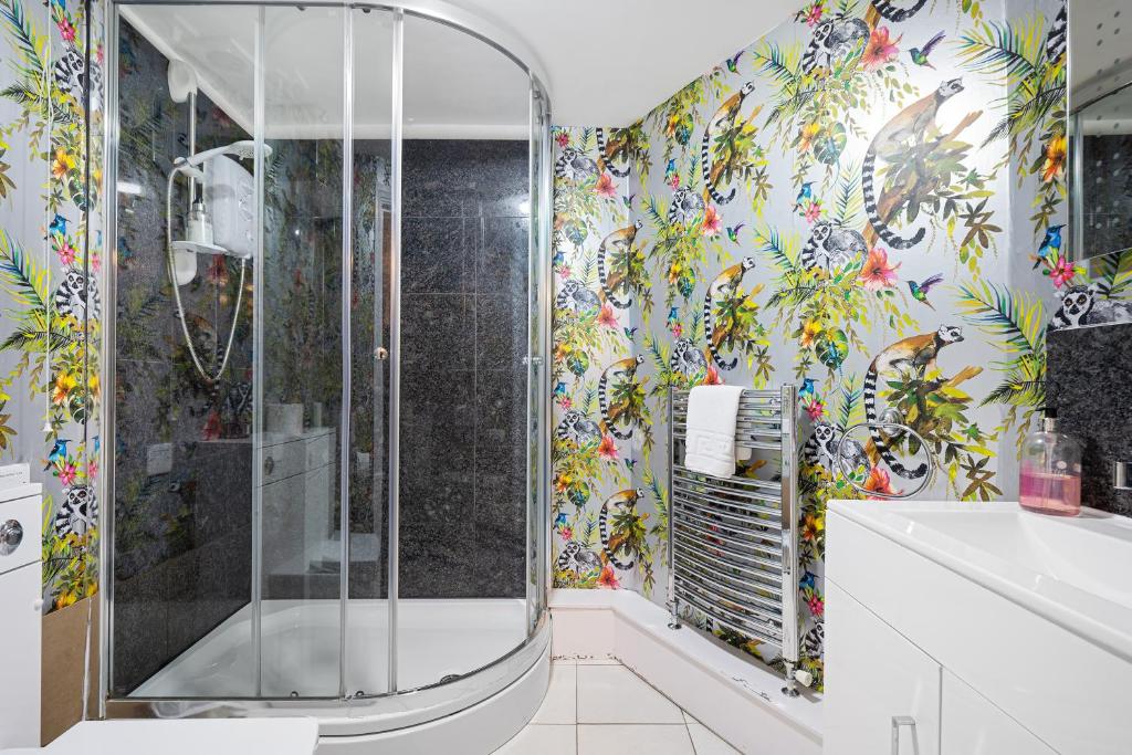 Strawberry One - 3 en-suite bedrooms, Private Parking - Harrogate Holiday Apartments 2