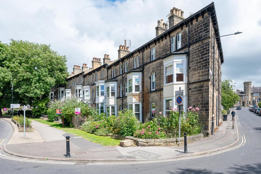 Strawberry One - 3 en-suite bedrooms, Private Parking - Harrogate Holiday Apartments 5