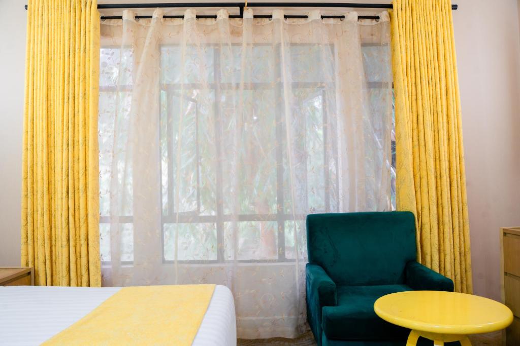 Postel nebo postele na pokoji v ubytování West Wood Hotel