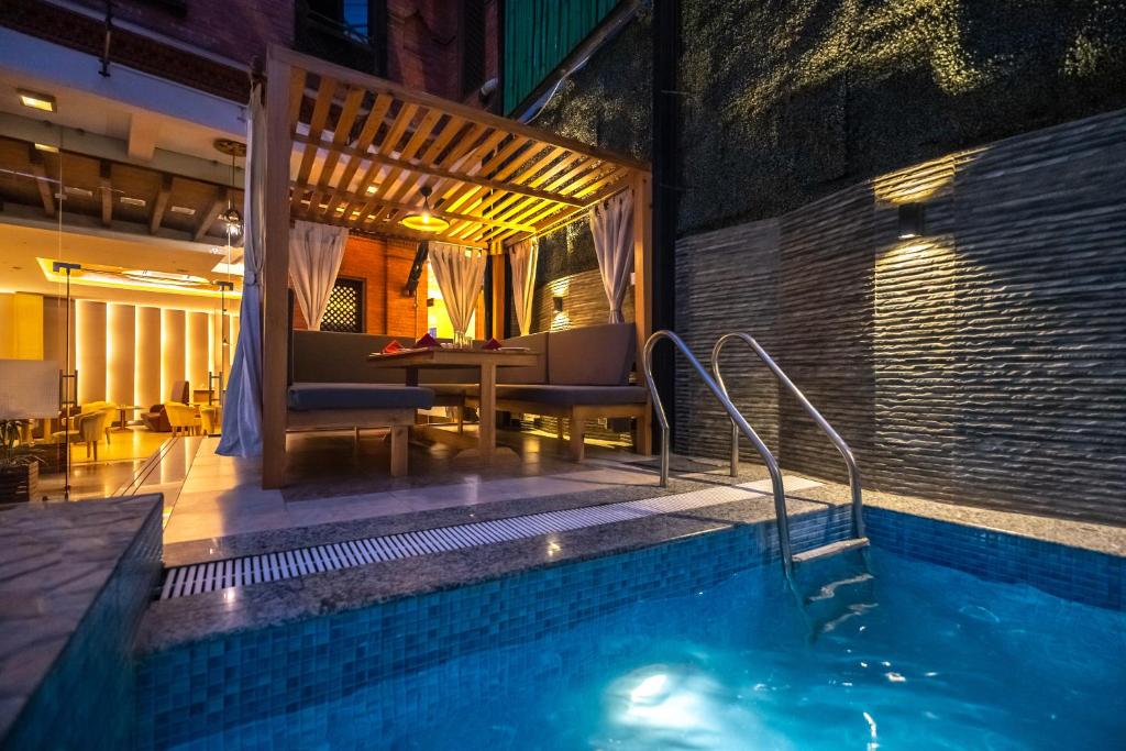 Bazén v ubytování Hotel Goodwill Patan Durbar Square, Kathmandu nebo v jeho okolí
