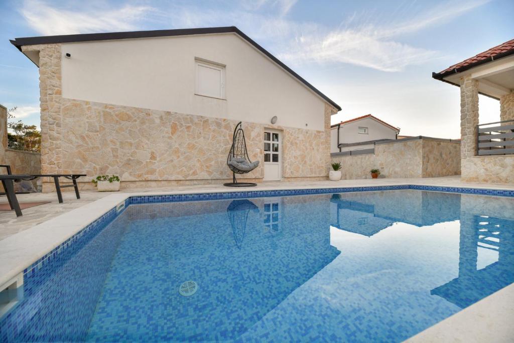 Bazén v ubytovaní Crowonder Villa Smile with Swimming Pool and Stone Backyard alebo v jeho blízkosti