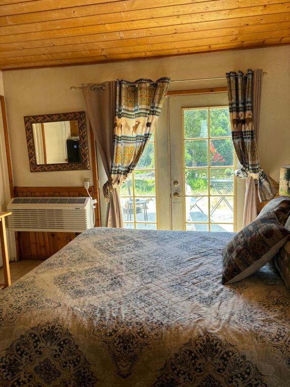 Sequoia River Front Cabins - Familienzimmer Mit Terrasse