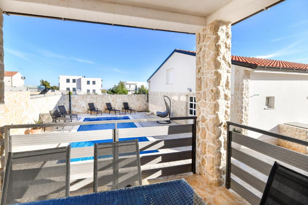 Balkón alebo terasa v ubytovaní Crowonder Villa Smile with Swimming Pool and Stone Backyard