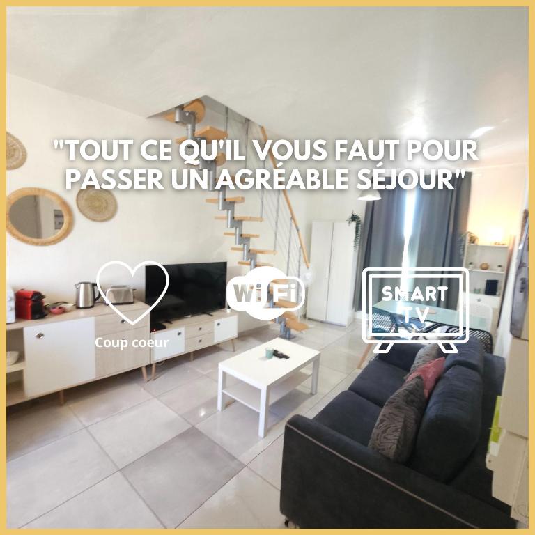 un salon avec un canapé et une table dans l'établissement Escale Chic - Un duplex plein de style à Toulon, à Toulon
