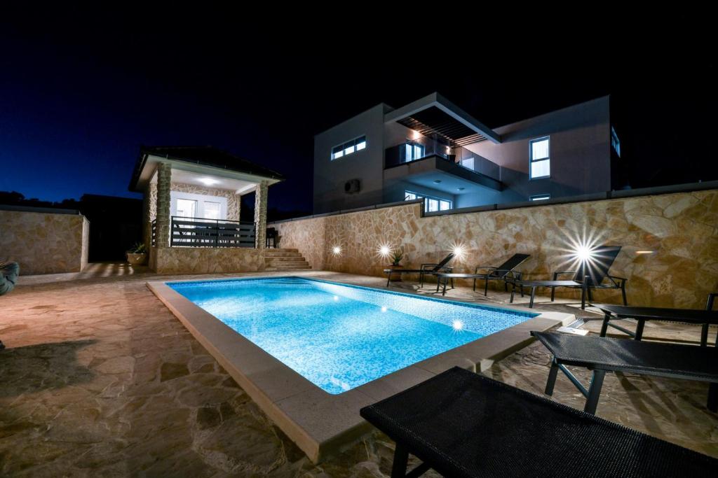 Bazén v ubytovaní Crowonder Villa Smile with Swimming Pool and Stone Backyard alebo v jeho blízkosti