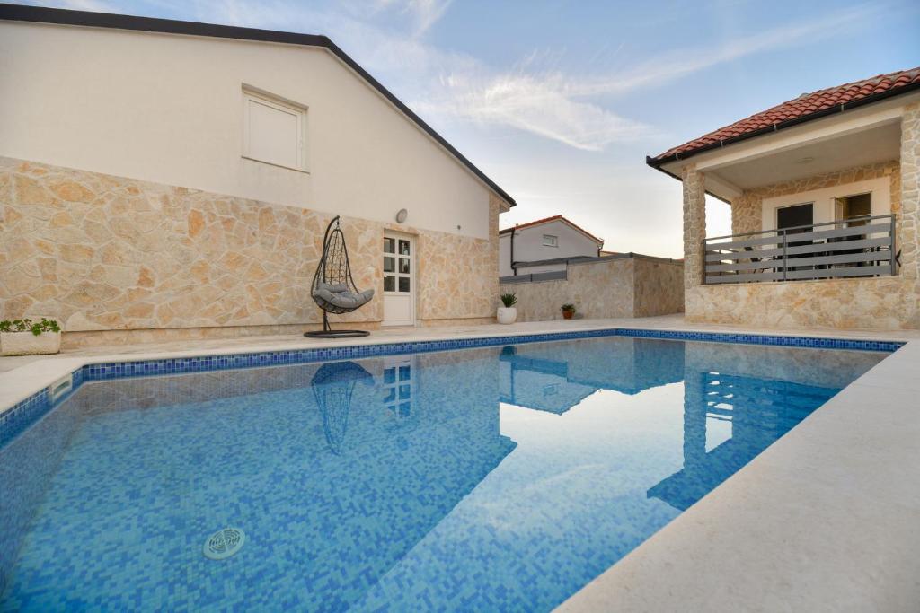 Bazén v ubytovaní Crowonder Villa Smile with Swimming Pool and Stone Backyard alebo v jeho blízkosti