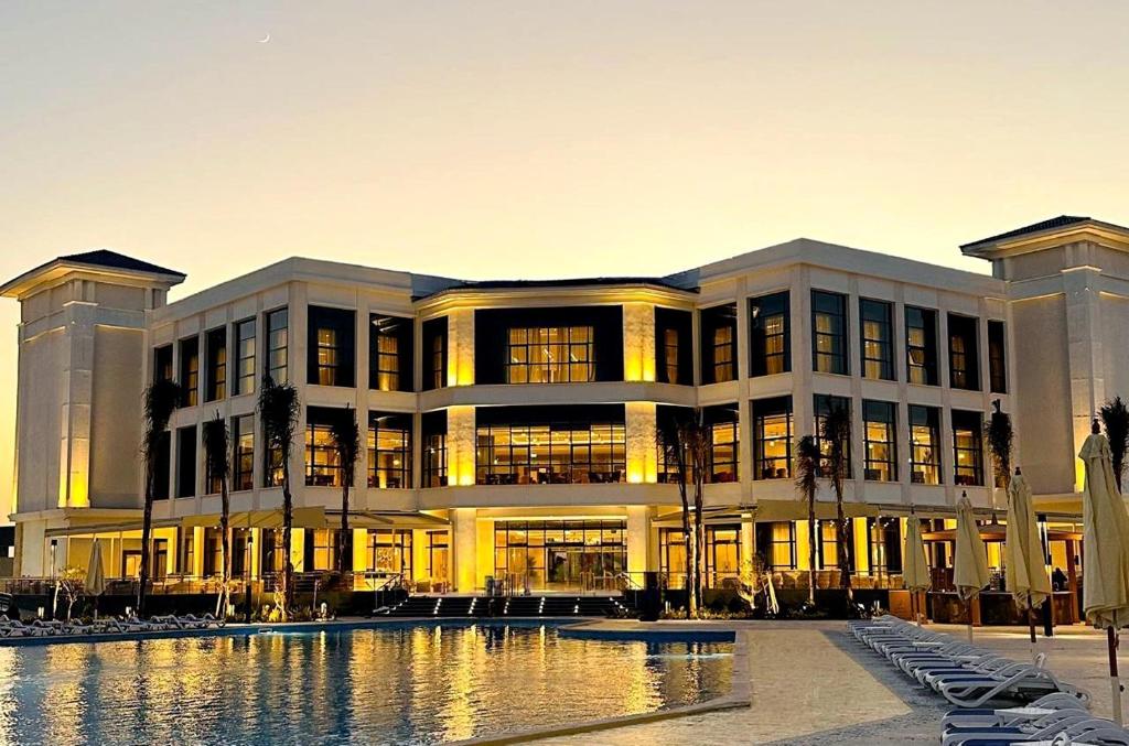 Bazén v ubytování Azur One Eleven Hotel Alamein nebo v jeho okolí