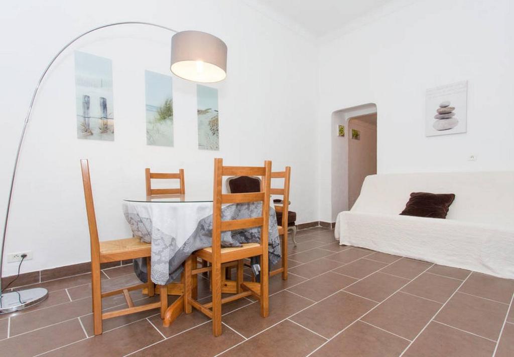 une pièce avec une table, des chaises et un lit dans l'établissement A 5' de la plage, à Cannes