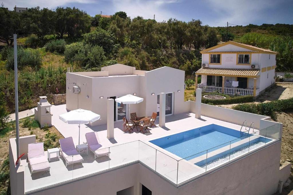 Bazén v ubytování Mini Villa Tsaros nebo v jeho okolí