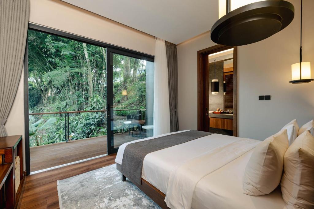 Postel nebo postele na pokoji v ubytování Plataran Puncak Residences