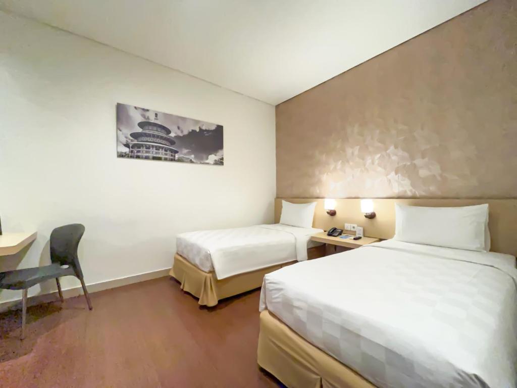 Rúm í herbergi á Hotel 88 Embong Malang Tunjungan Surabaya by WH - Breakfast with The Best View on The Highest Floor and Strategic Location in The City Center