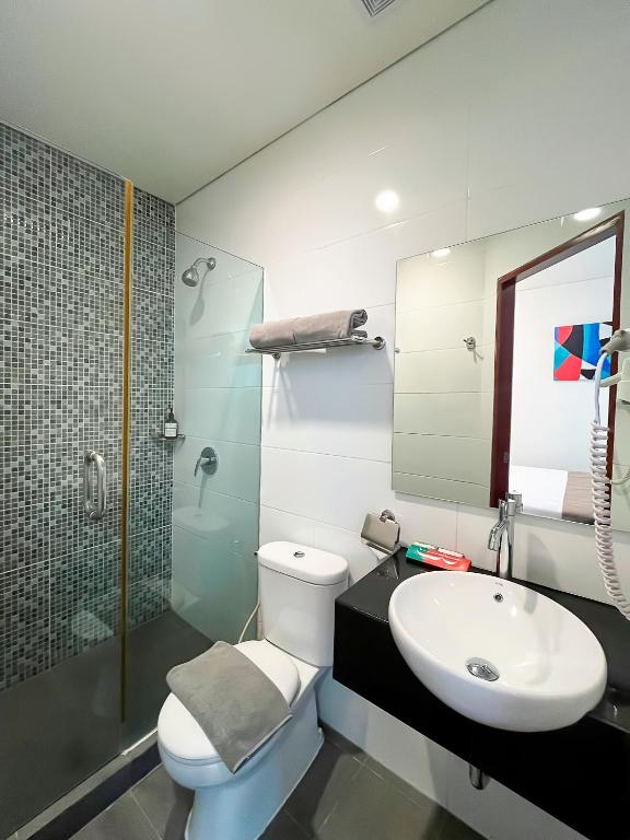 Baðherbergi á Hotel 88 Embong Malang Tunjungan Surabaya by WH - Breakfast with The Best View on The Highest Floor and Strategic Location in The City Center