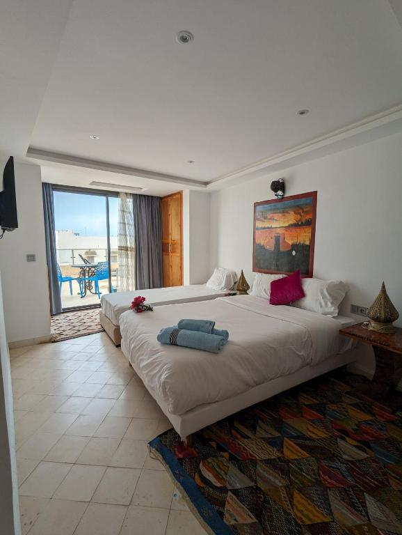 Una cama o camas en una habitación de Les Bains de Mirleft