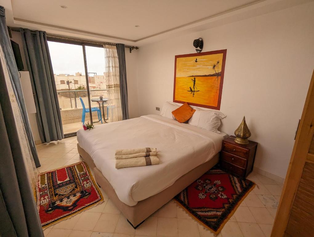Una cama o camas en una habitación de Les Bains de Mirleft