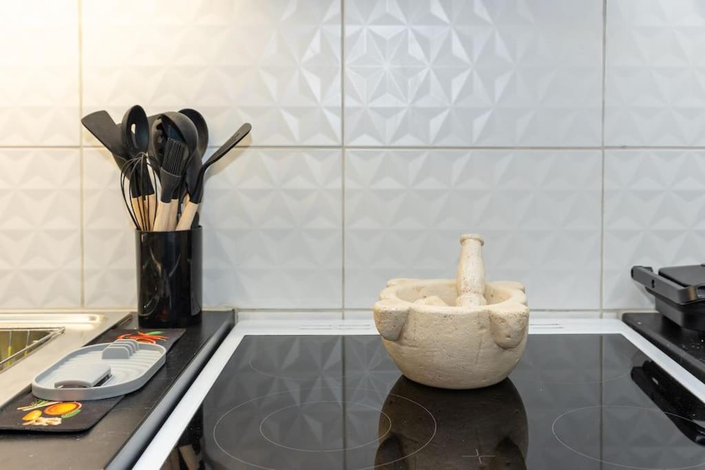 Kuchyň nebo kuchyňský kout v ubytování Elegant Apartment Piraeus