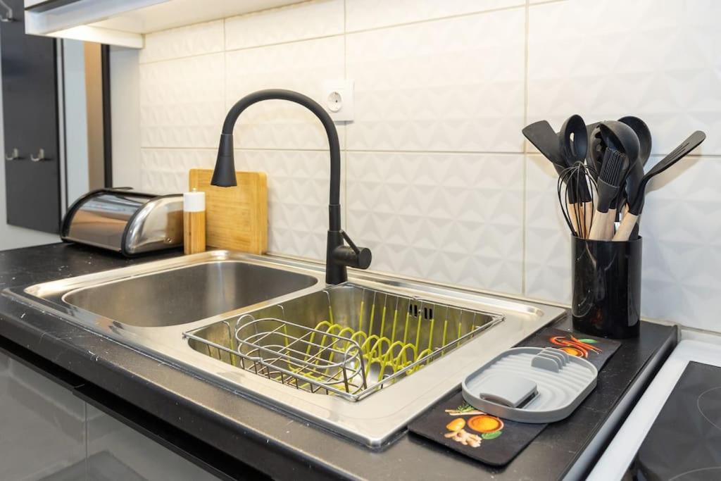 Kuchyň nebo kuchyňský kout v ubytování Elegant Apartment Piraeus