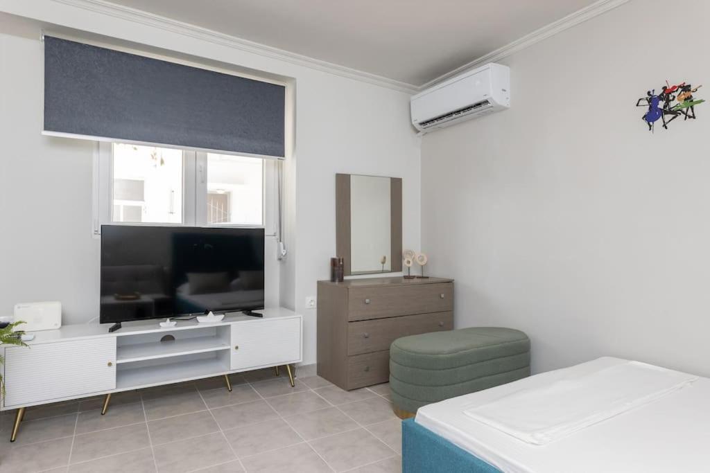 TV a/nebo společenská místnost v ubytování Elegant Apartment Piraeus