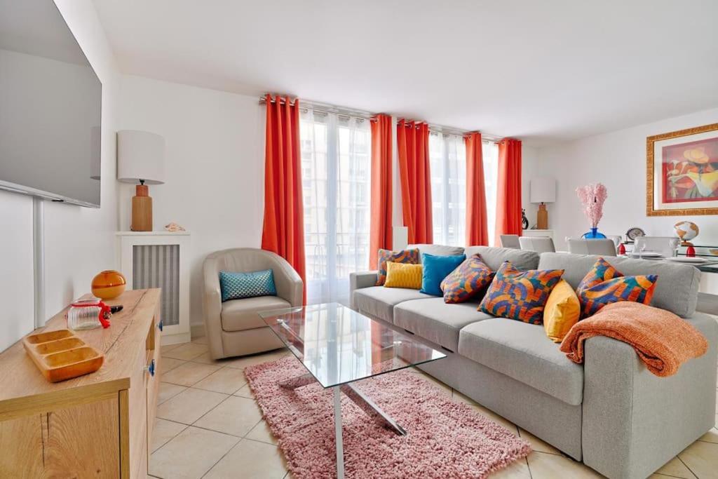 un salon avec un canapé et une table en verre dans l'établissement Welcome to Celia House, à Vitry-sur-Seine