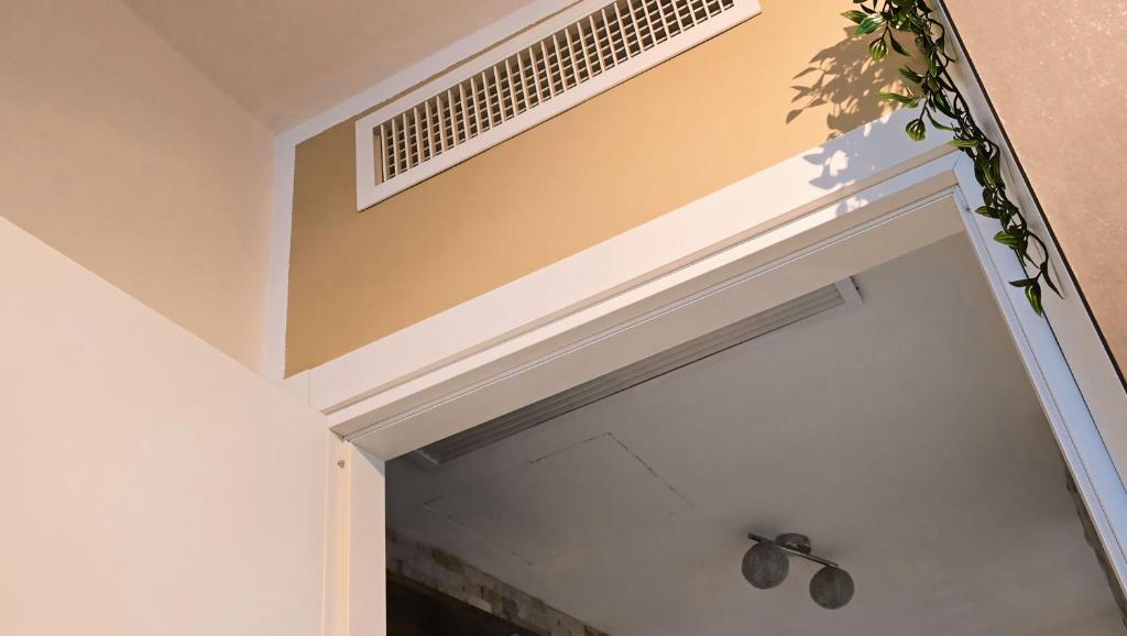 Fotografie z fotogalerie ubytování VARESE PRIME - Large independent Apartment, Air conditioning, 2 Bathrooms, 2 free covered Parking spaces, NO restricted traffic zone, Train Station 100m, Theatre 150m, Historic City Centre v destinaci Varese