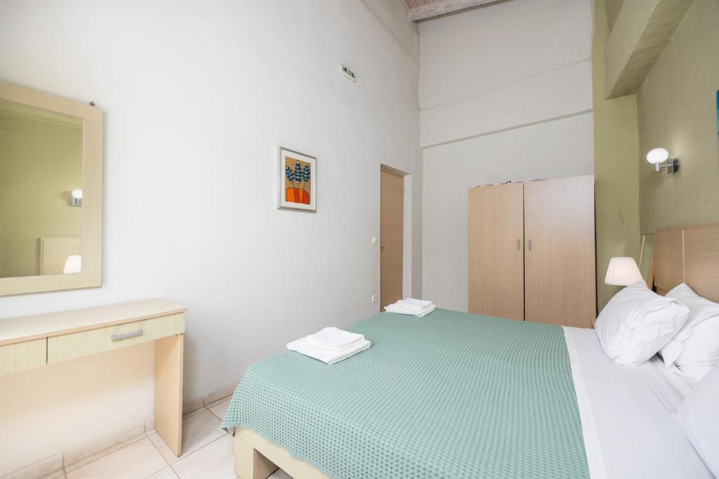 Postel nebo postele na pokoji v ubytování Niki Studio Tria