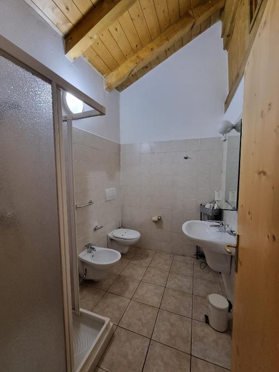 Koupelna v ubytování Camera Adamello 2